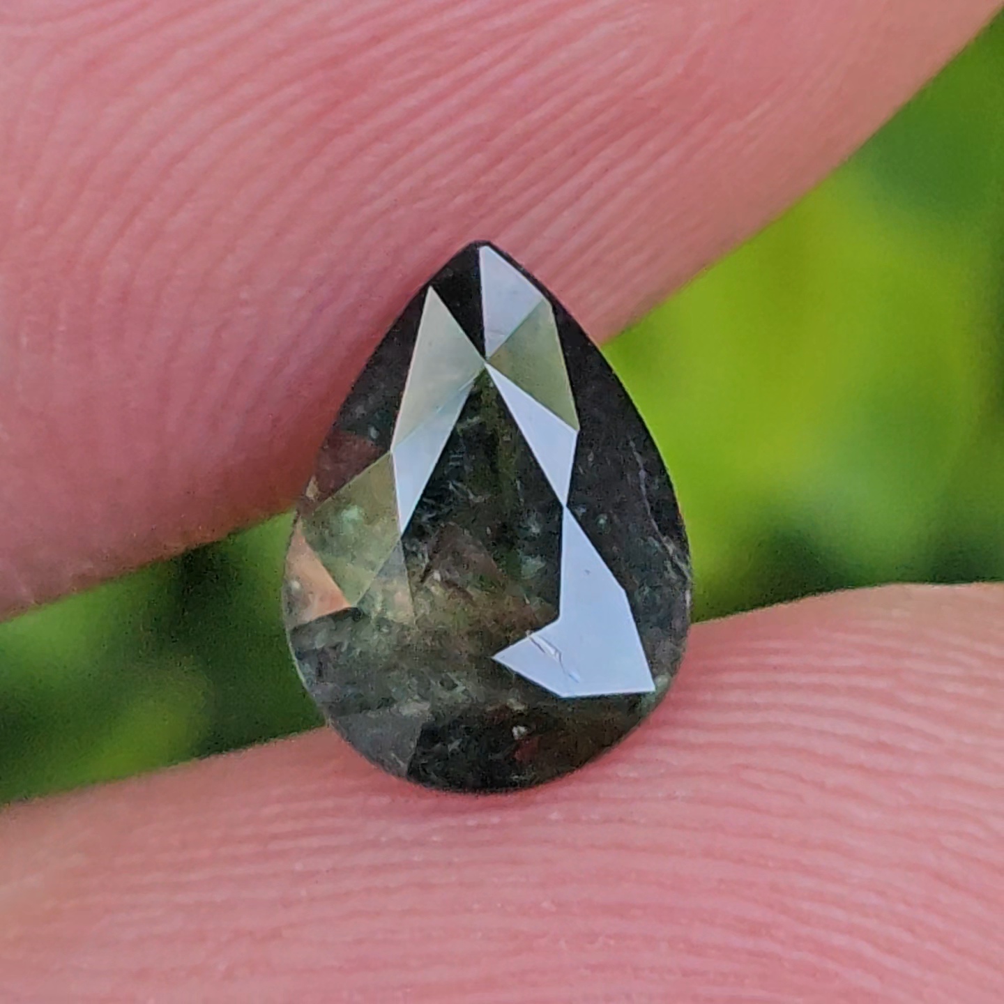 พลอย เขียวส่อง Green Sapphire 1.31 กะรัต (Cts.) ดิบ (Unheated) พลอยแท้ อัญมณีมงคลประจําวันเกิด เครื่องประดับพลอย