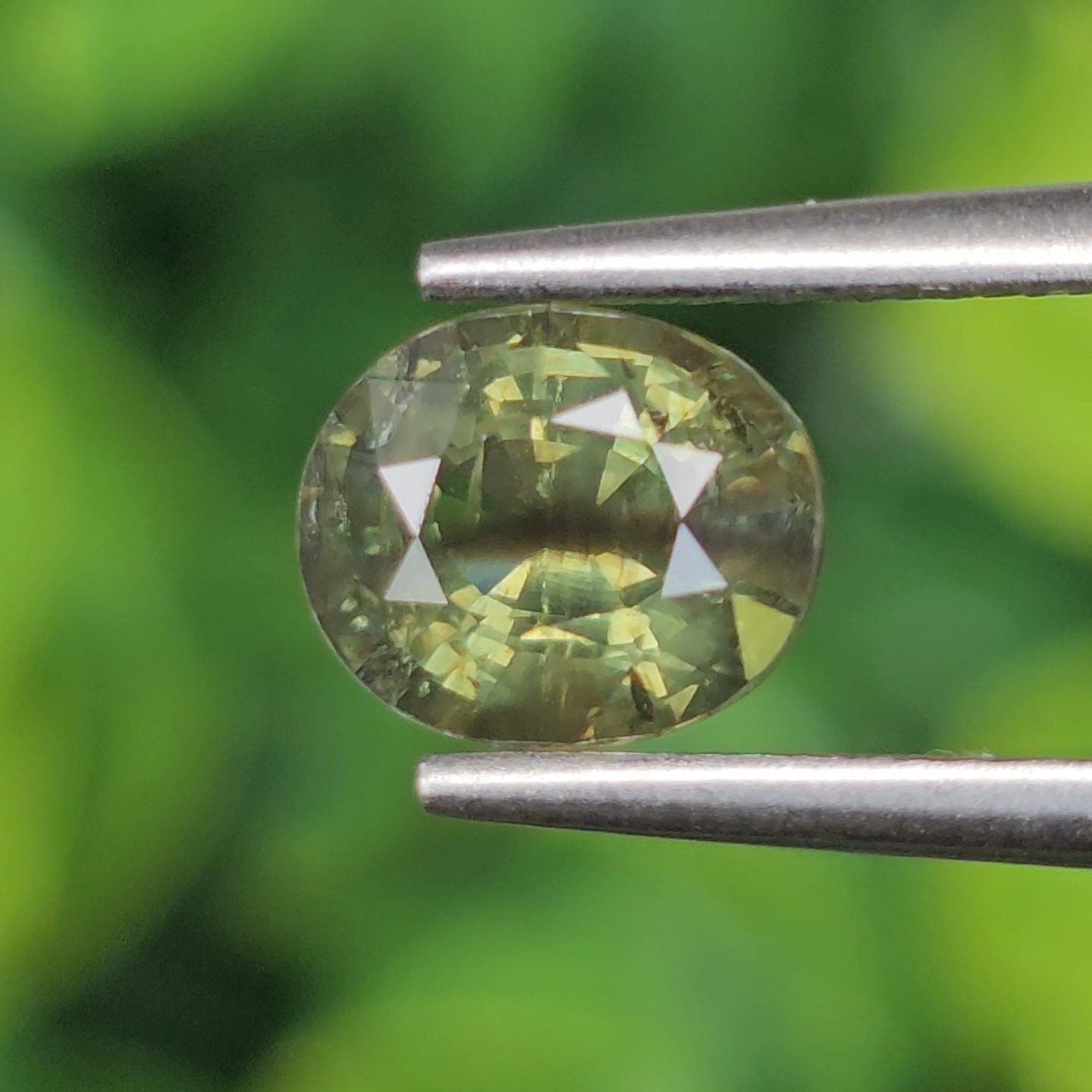 พลอย เขียวส่อง Green Sapphire 1.43 กะรัต (Cts.) ดิบ Unheated พลอยแท้ อัญมณีมงคลประจําวันเกิด เครื่องประดับพลอย