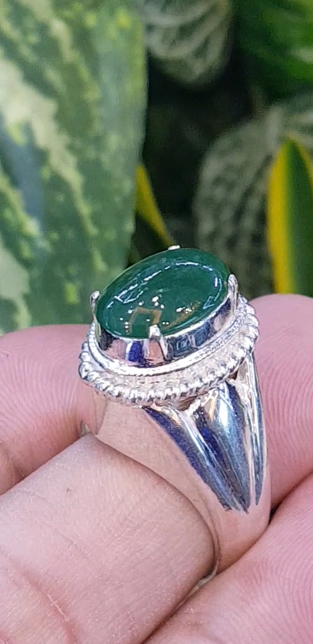 หยก พม่า แท้ Jade แหวนหยก 翡翠戒指 (Jadeite ring) 3.39 กะรัต (Cts.) (Size) 58 ดิบ ไม่ผ่านการปรับปรุง (Type A) พม่า (Myanmar)