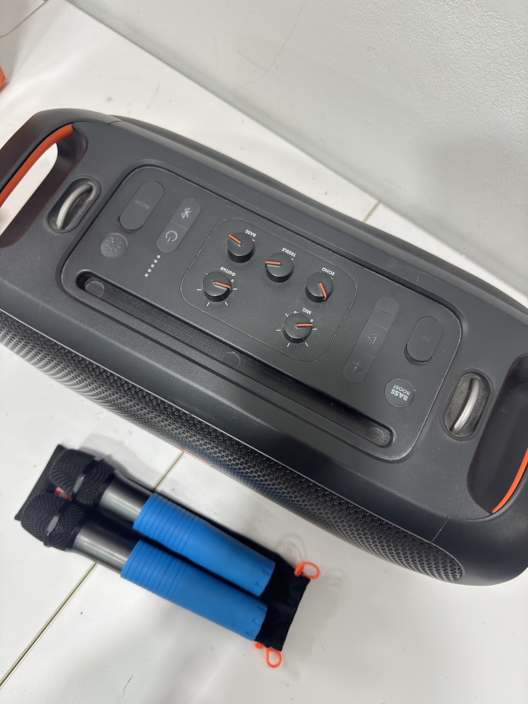 JBL Partybox On The Go + Mic*2 ***ไมค์มีรอยแตกหักที่กดไมค์ไม่ดี กดติดบ้างไม่ติดบ้าง ****ตัวเครื่องใช้ได้ปกติ