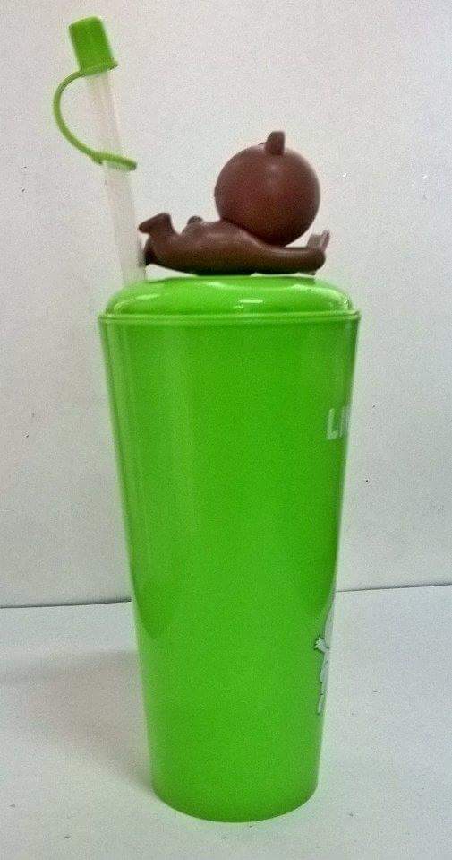 แก้วน้ำพลาสติก สีเขียว ลายตัวการ์ตูนไลน์, จาก Line Friends พร้อมท็อปเปอร์บราวน์นอนอ่านหนังสือ, ของสะสมจาก 7-11