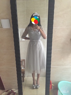 Pre-order ชุดราตรียาว แขนสามส่วน แต่งผ้าลูกไม้ช่วงอก กระโปรงตาข่าย เชือกผูกหลัง