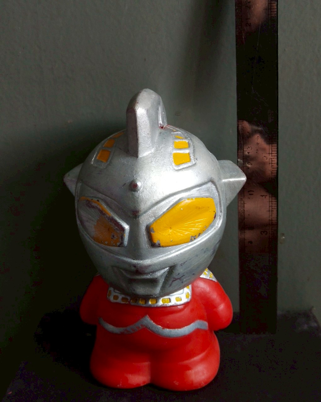 ออมสินอุลตร้าเซเว่น** ผ่านการทำสีมาบ้าง ขนาดประมาณ 6 นิ้ว ตามภาพ งานเก่าเก็บสะสม