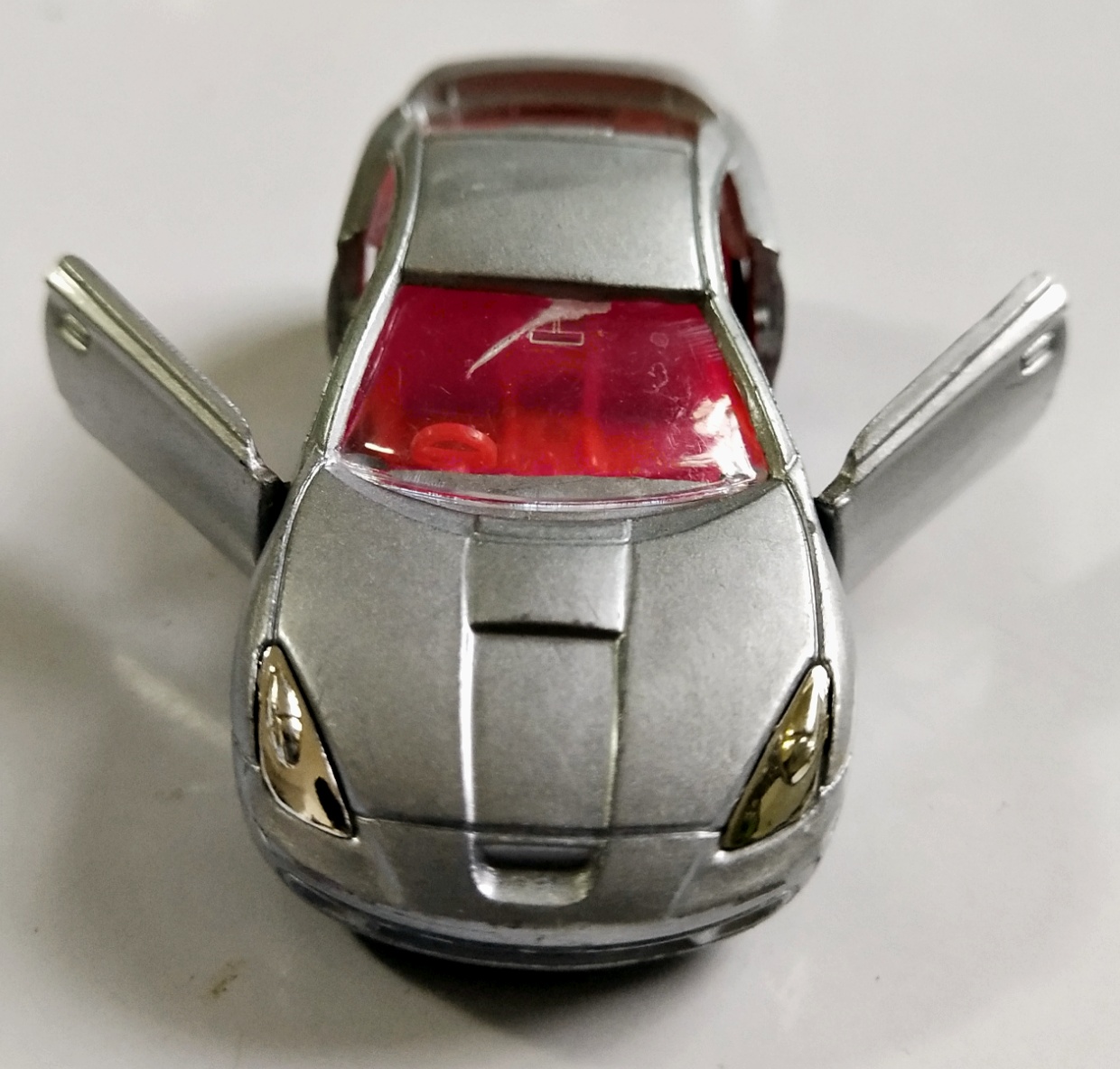 ของเล่น ของสะสม**มีตำหนิ กระจกร้าว ,รถเหล็ก Diecast car รถสปอร์ตสีเงิน เปิดประตูได้ Toyota Celica จาก Tomica