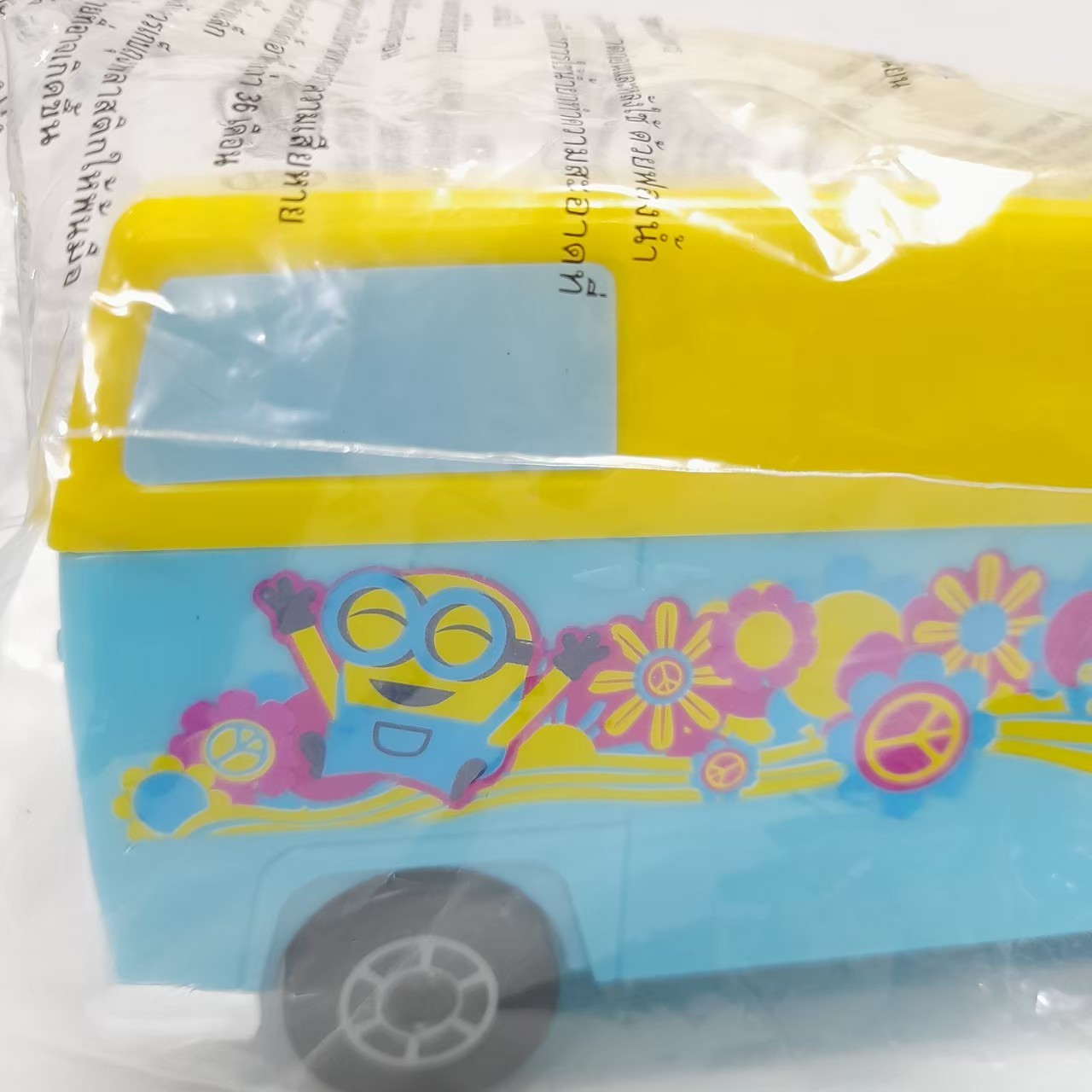 พรีเมี่ยมแถมจากผลิตภัณฑ์ เนสเล่ย์ รถตู้ลายมินเนี่ยน ขนาดตามรูป ยังไม่แกะแพค สภาพเดิมๆj