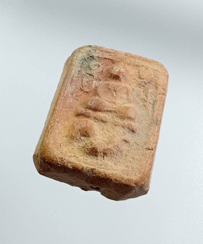 ผ3202 พระเนื้อดิน หลวงพ่อปาน วัดบางนมโค พิมพ์ทรงไก่