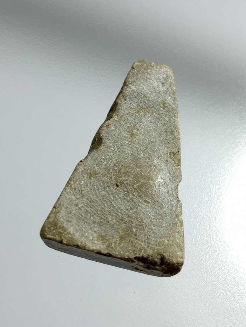 ผ2872 พระผงสุพรรณ เนื้อผงน้ำมัน หลังลายนิ้วมือ