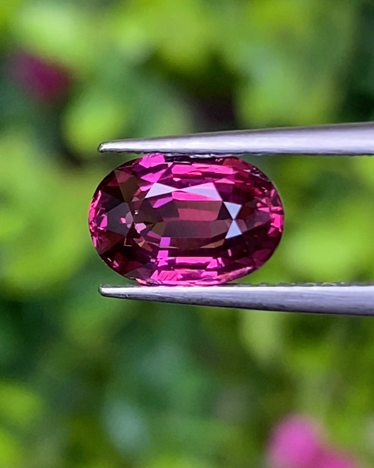 พลอย โรโดไลต์ กาเน็ท Rhodolite Garnet 2.09 กะรัต Cts.พลอยแท้ อัญมณีมงคลประจําวันเกิด เครื่องประดับพลอย