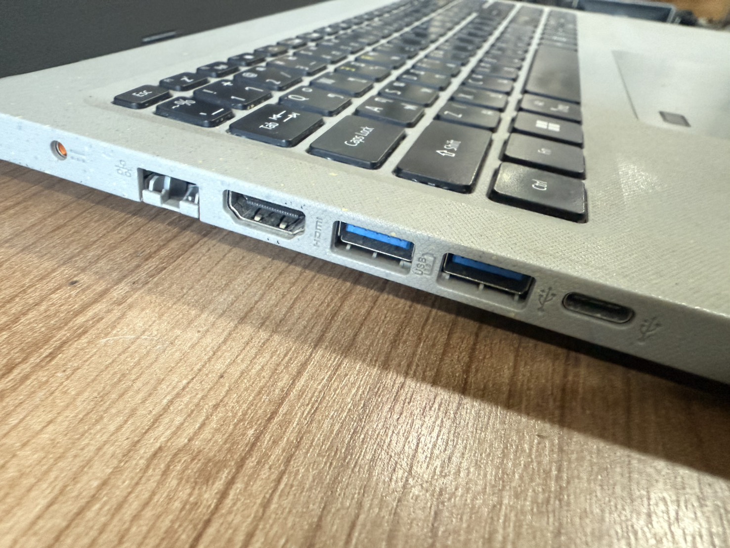 Acer Aspire Vero(i5-1155G7/8GB/500GB)+Adapter Batt 77% กรอบจอซ้ายบนแตก/คราบกาวด้านขวาล่าง