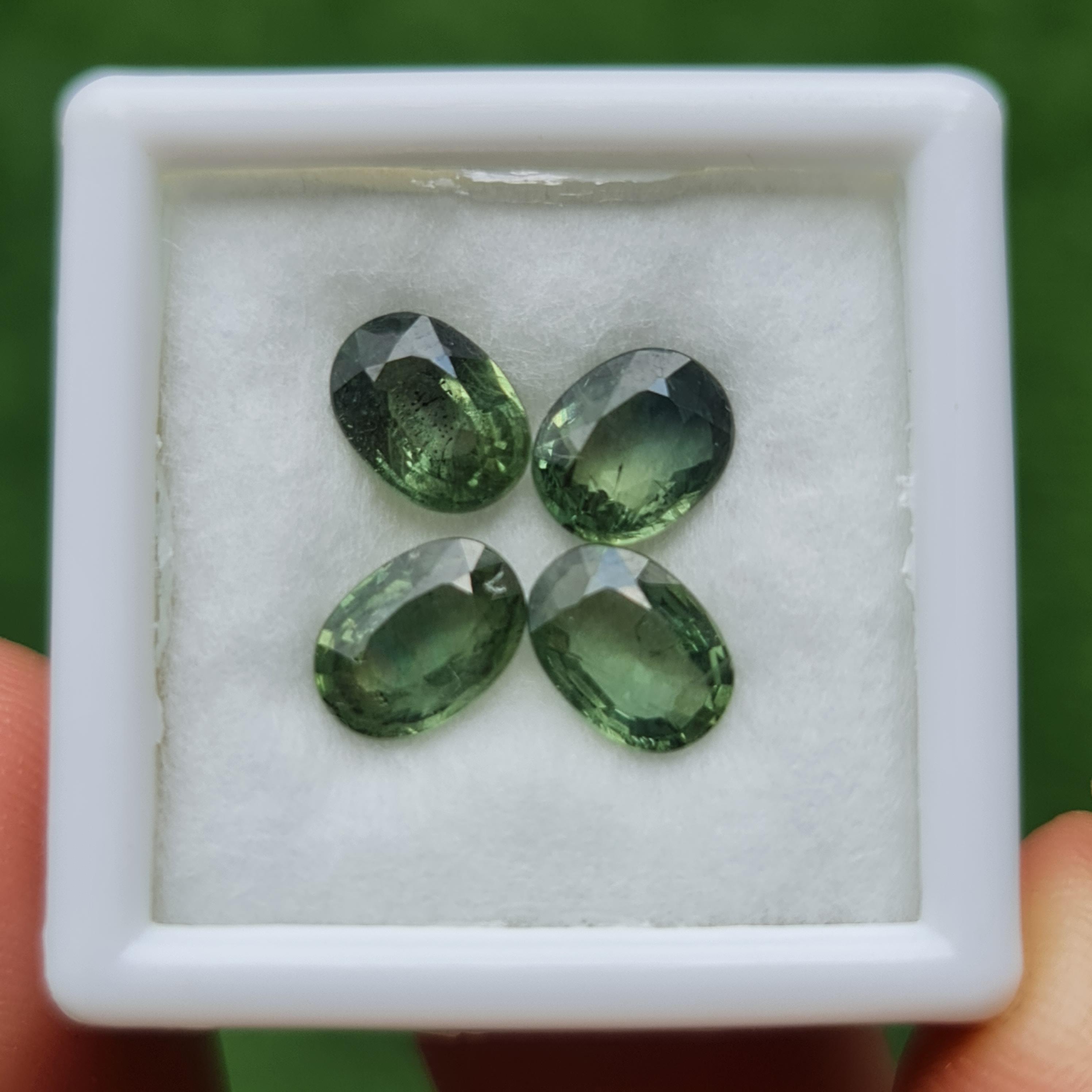 พลอย เขียวส่อง Green Sapphire 3.86 กะรัต (Cts.) 4 เม็ด (Pcs.) พลอยแท้ อัญมณีมงคลประจําวันเกิด เครื่องประดับพลอย