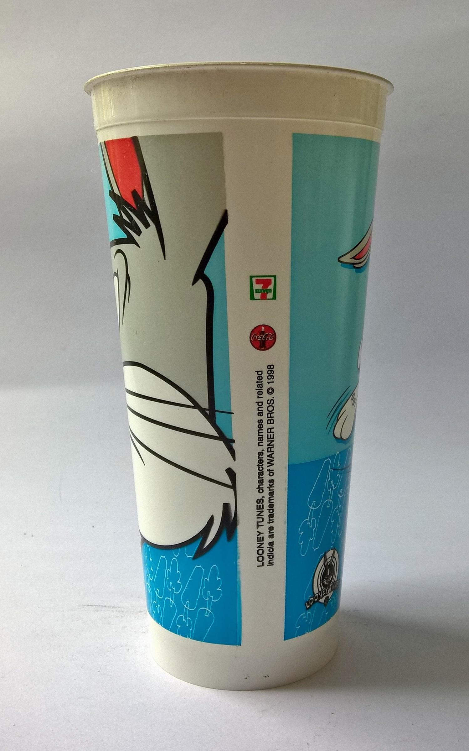 แก้วน้ำพลาสติกสีขาวฟ้า งานเก่า พิมพ์ลาย บั๊ก บันนี่ Bug Bunny ,Loony Toon ของสะสมจาก 7-11 ของเก่า โปรดตรวจสอบทุกภาพ