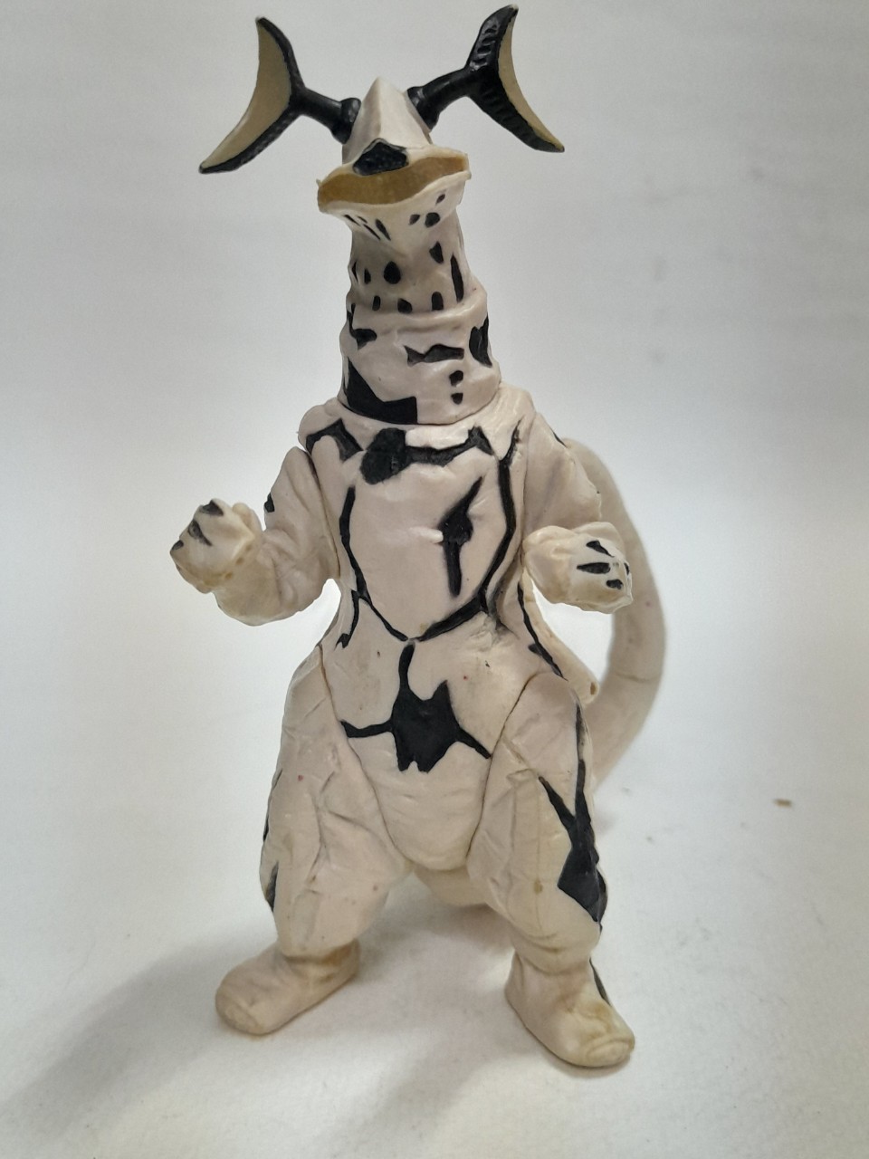 ตัวยางแข็ง **ชิ้นส่วนลำตัวติดกาว จากชุด อุลตร้ามอนสเตอร์ ขนาด 4.5-5นิ้ว สัตว์ประหลาดเอเรคิงส์ จากอุลตร้าเซเว่น มือสอง สภาพดี มีรอยบ้าง ไม่พบบ่อย