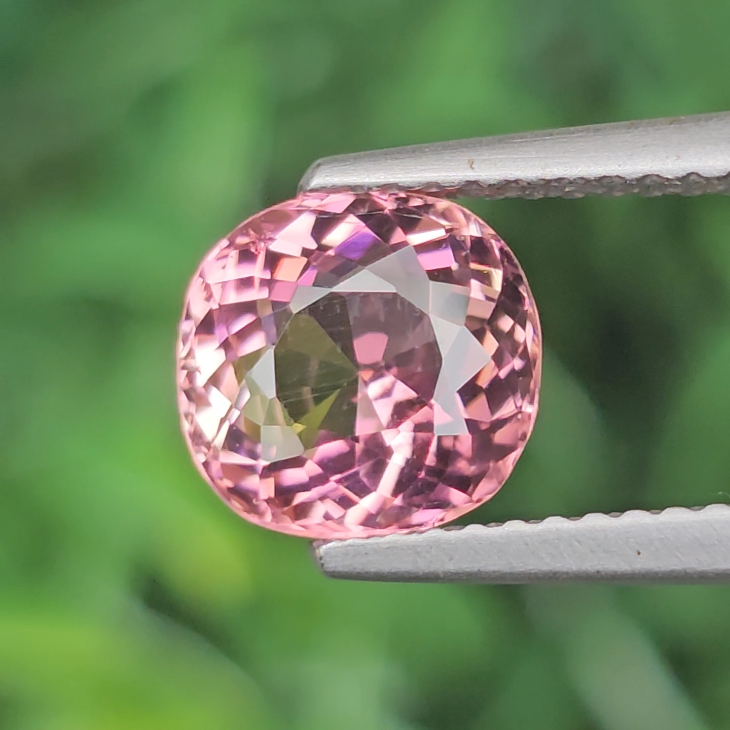 พลอย ทัวร์มาลีน Tourmaline 1.97 กะรัต (Cts.) พลอยแท้ อัญมณีมงคลประจําวันเกิด เครื่องประดับพลอย