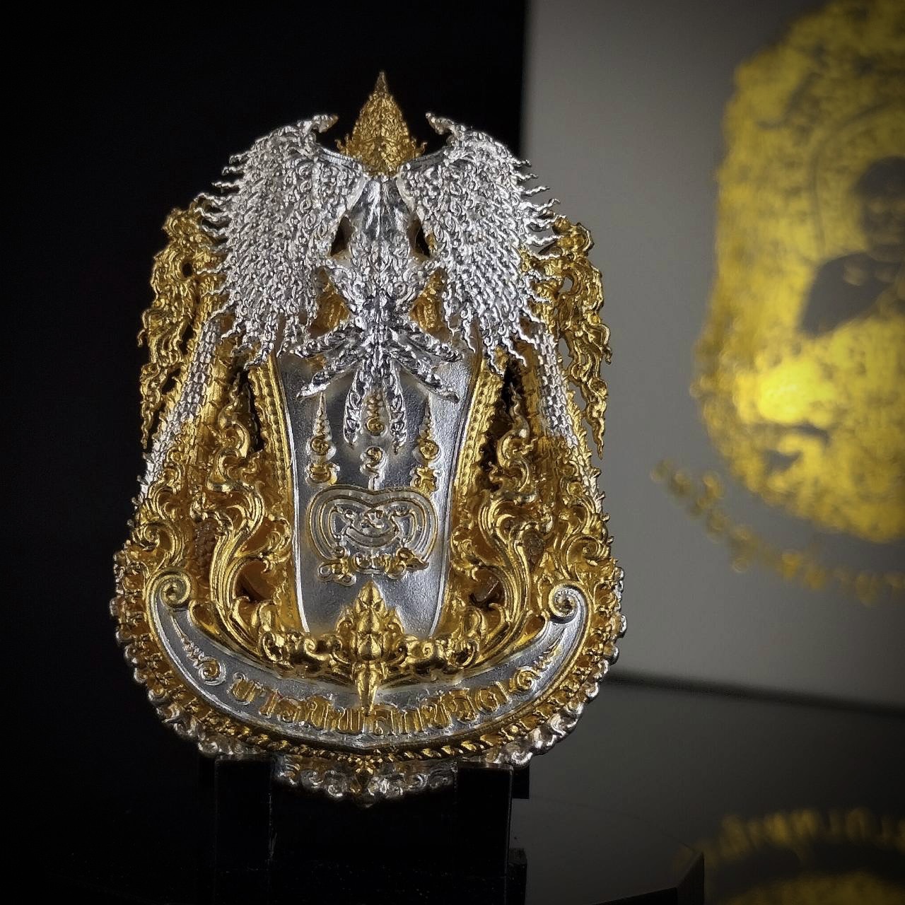 เหรียญเสมาบารมีพลิกชีวิตหลวงพ่อพัฒน์ รหัส 10 บรอนซ์ชุบ 2 กษัตริย์ (พิเศษเลี่ยมกันน้ำให้ฟรี)