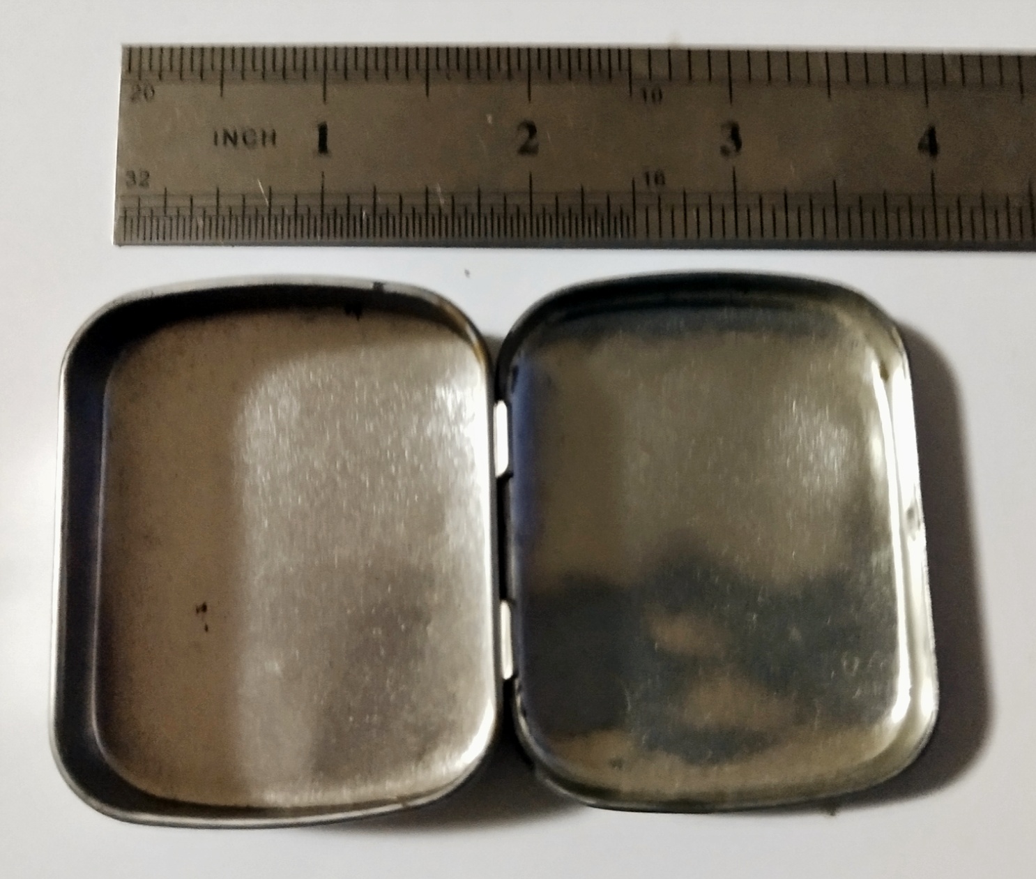 ของสะสมเก่า**มีตำหนิตามภาพ กล่องสังกะสี ลูกอม FISHERMAN'S FRIEND ขนาดเล็ก ฝาเปิดปิดแกนยึด สภาพเก่าเก็บ