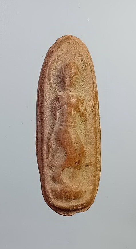 ผ1620 พระลีลาเขย่ง เนื้อดิน ไม่ทราบที่ครับ