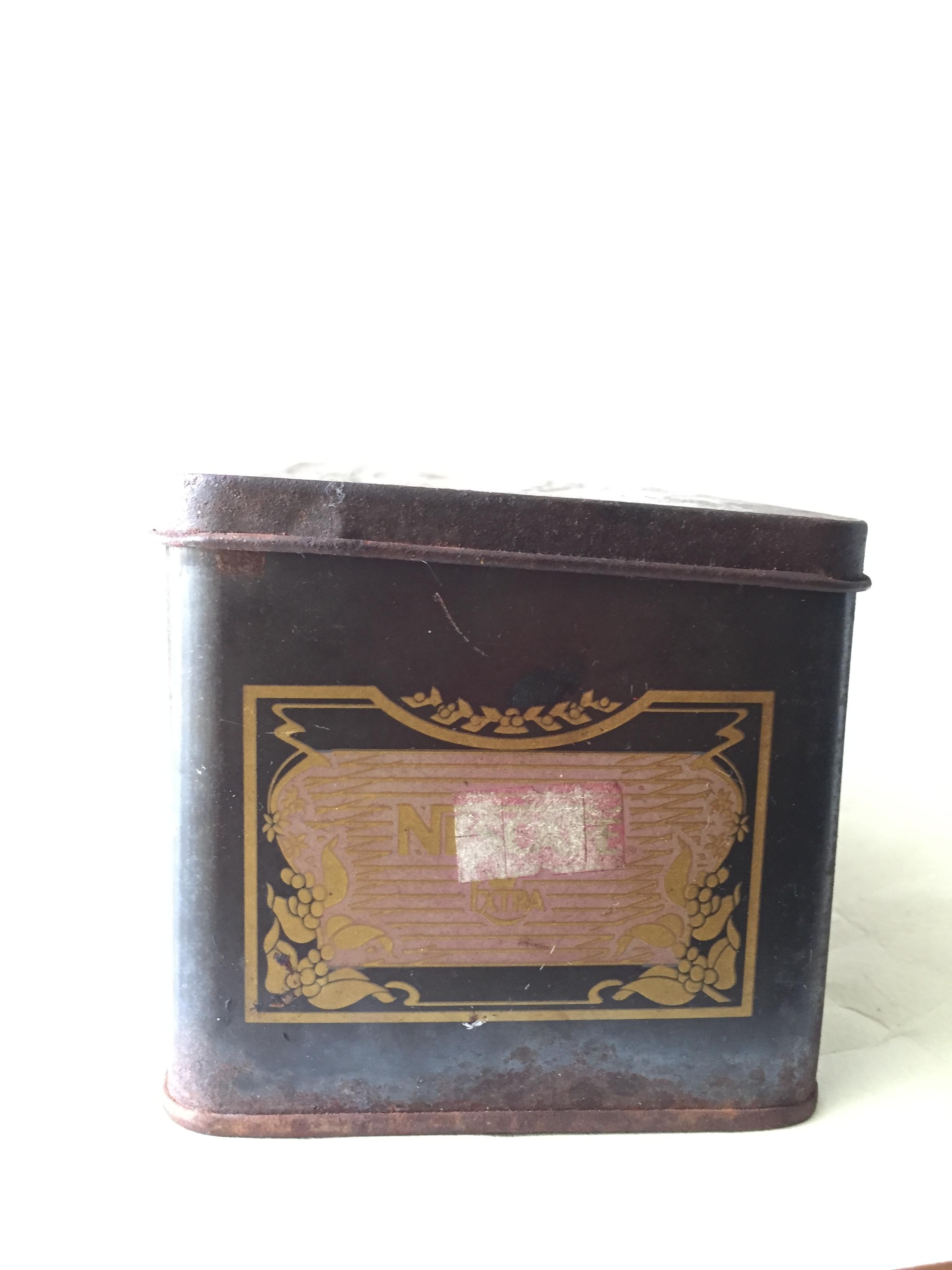 ของสะสม กล่องสังกะสี **มีคราบสนิมทั้งใบตามภาพ (กล่องโลหะ) กล่องเนสกาแฟเก่า "NESCAFE EXTRA กาแฟสำเร็จรูป 100%". **กรุณาเลือก 1 หรือ 2