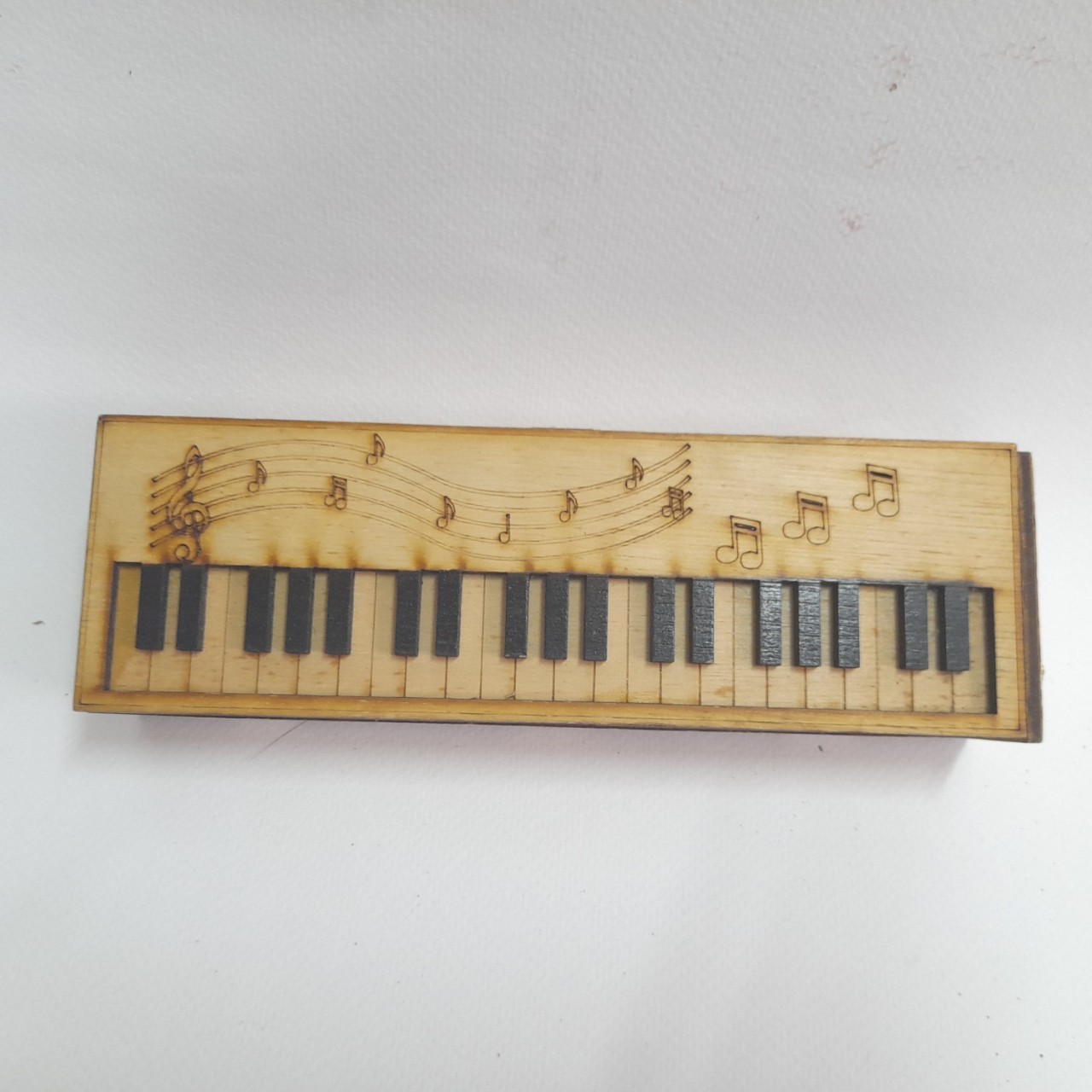 กล่องไม้รูปเปียนโน ขนาดตามรูป งานไม้เก่าเก็บ มือสองสภาพดีมีรอยบ้าง