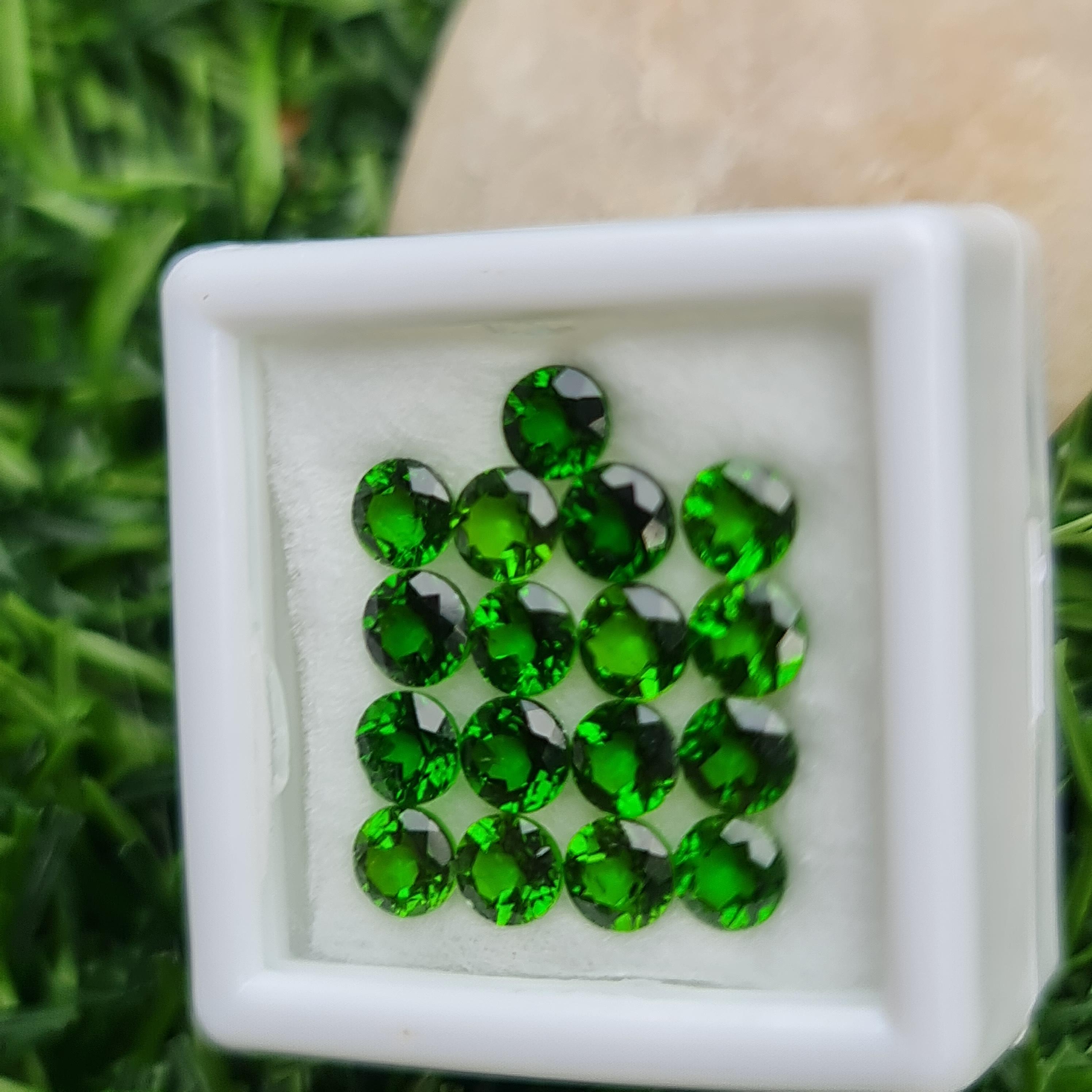 พลอย โครม ไดออพไซด์ Chrome Diopside 5.02 กะรัต (Cts.) 17 เม็ด พลอยแท้ อัญมณีมงคลประจําวันเกิด เครื่องประดับพลอย