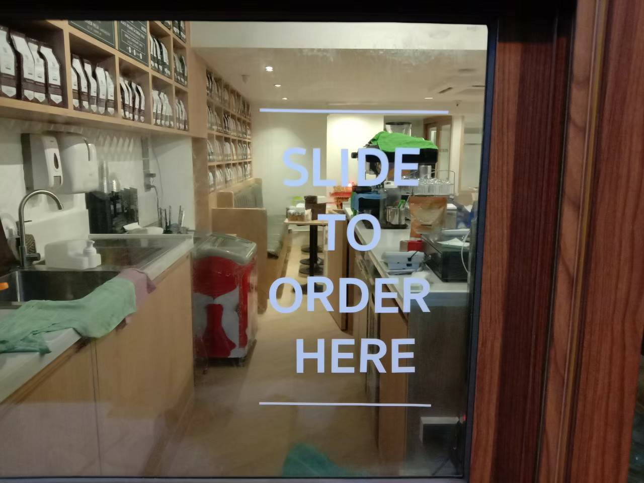 ป้ายสติ๊กเกอร์ ติดตั็งร้าน LAVITA coffee