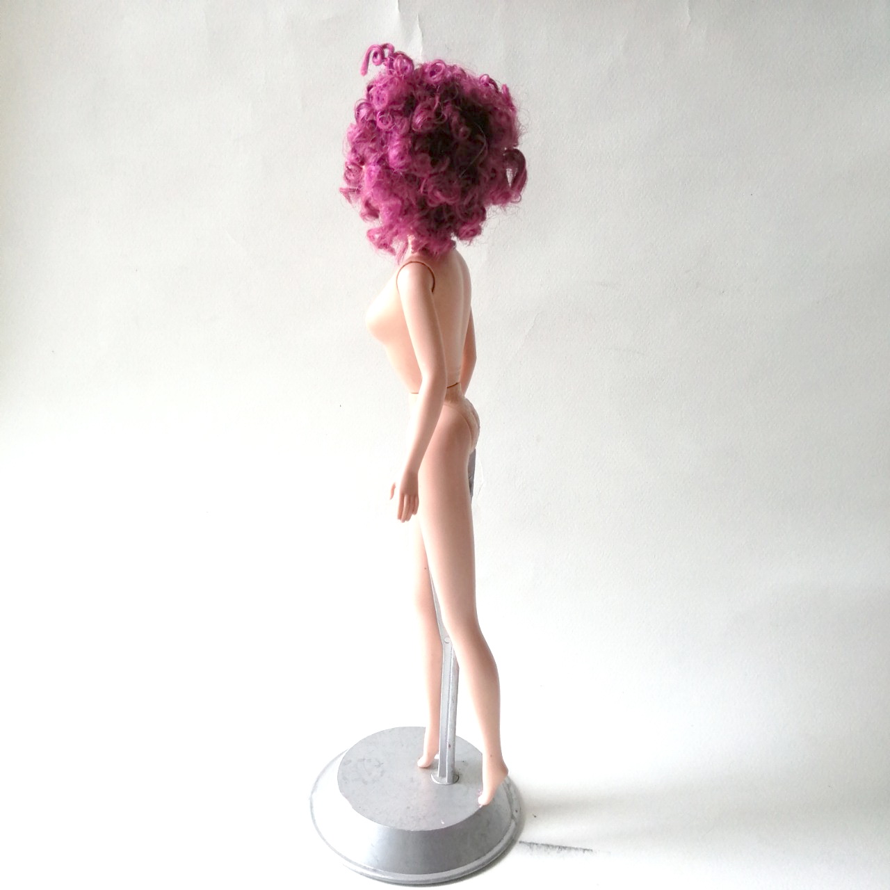 ตุ๊กตาบาร์บี้ผมสีชมพู หยิกฟูทั้งหัว แก้มมีรูปหัวใจสีชมพู Mattel Indonesia 1966 สภาพดี ไม่มีส่วนไหนหลวม ขาคลิ๊ก