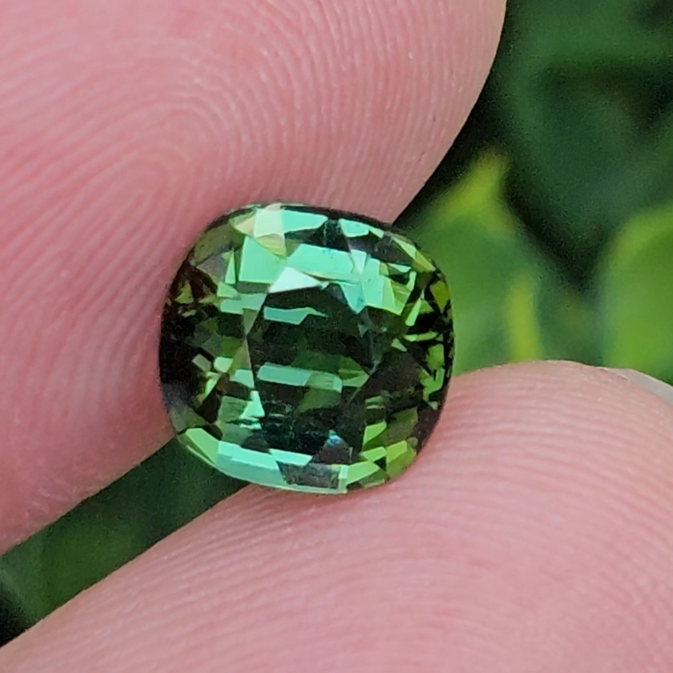 พลอย กรีน ทัวร์มารีน (Green Tourmaline) 2.85 กะรัต (Cts.) อัญมณีมงคลประจําวันเกิด เครื่องประดับพลอย
