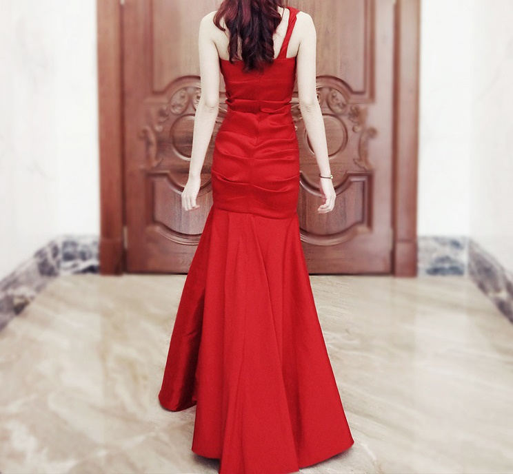 พร้อมส่ง ชุดราตรียาว เกาะอก ไหล่เดียว ทรงหางปลา ผ้าแพรยืดตามตัว แหวกหน้าขา สีแดง