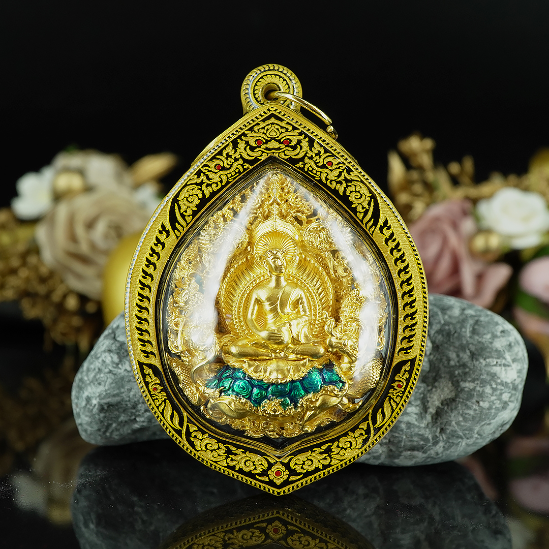 บริการเลี่ยมแบบมีลายขอบข้าง No.A สีทอง (แบบห้อยคอ ขนาดพระไม่เกิน 5 เซนติเมตร) ** ลูกค้าส่งงานมาเลี่ยมที่ร้าน ระยะเวลาเลี่ยมประมาณ 3-5 วัน ไม่รวมระยะเวลาจัดส่ง **