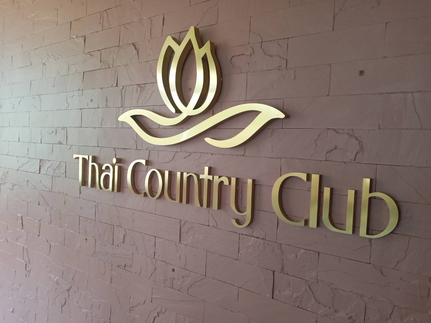 ป้ายสแตนเลสหน้าทองแฮร์ไลน์ยกขอบ