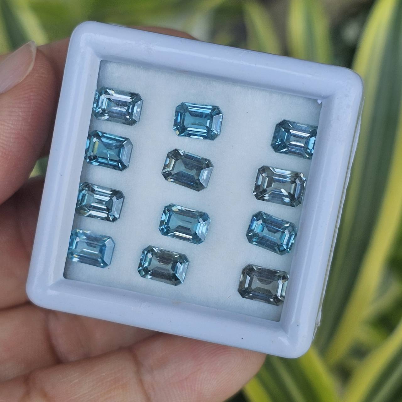 พลอย เพทาย (Zircon) 16.95 กะรัต (Cts.) 12 (Pcs.) พลอยแท้ อัญมณีมงคลประจําวันเกิด เครื่องประดับพลอย
