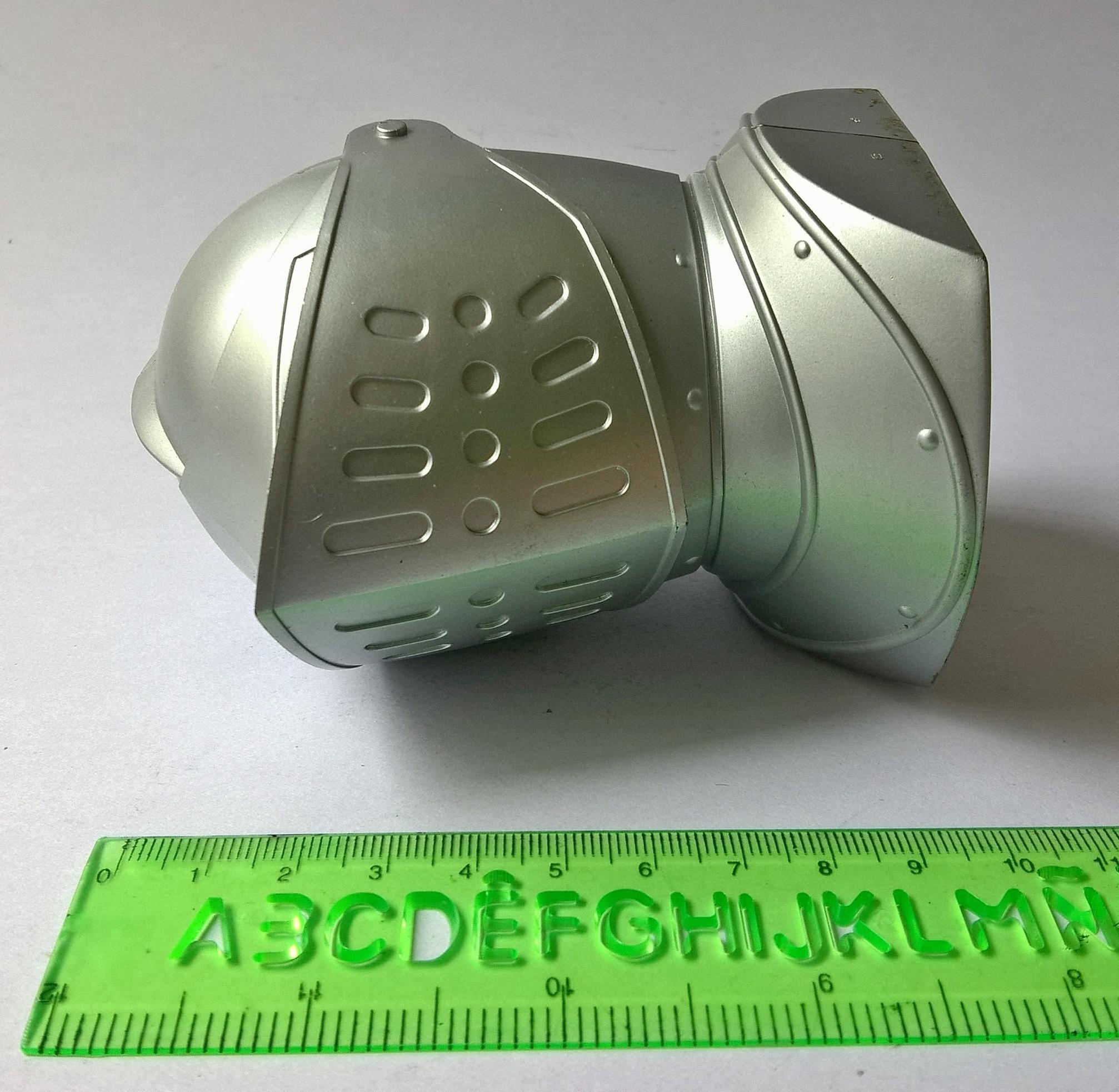 กล่องใส่ของทรงหัวอัศวิน ขนาดตามภาพ วัสดุเป็นพลาสติกสีเงิน