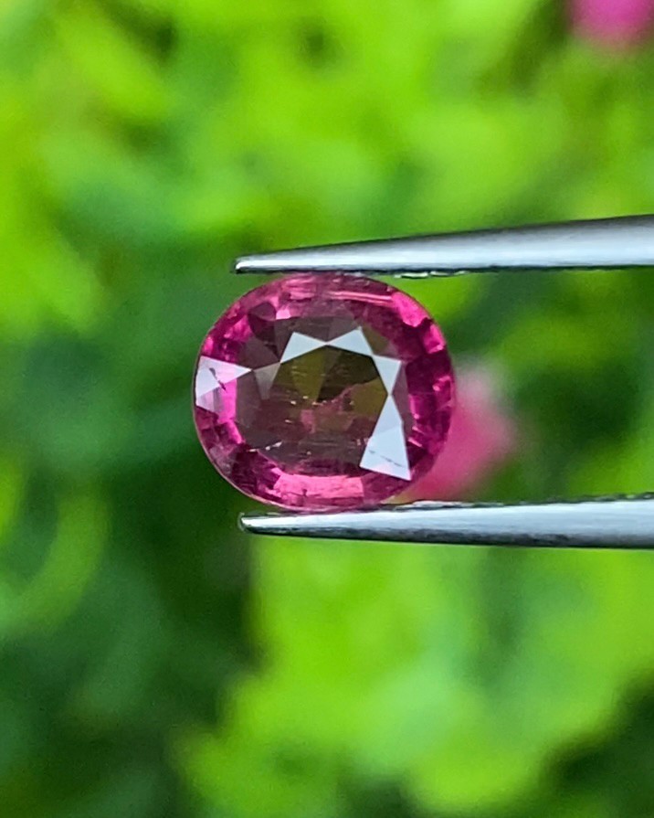 พลอย รูเบลไลต์ ทัวร์มารีน (Rubellite Tourmaline) 1.07 กะรัต (Cts.) อัญมณีมงคลประจําวันเกิด เครื่องประดับพลอย