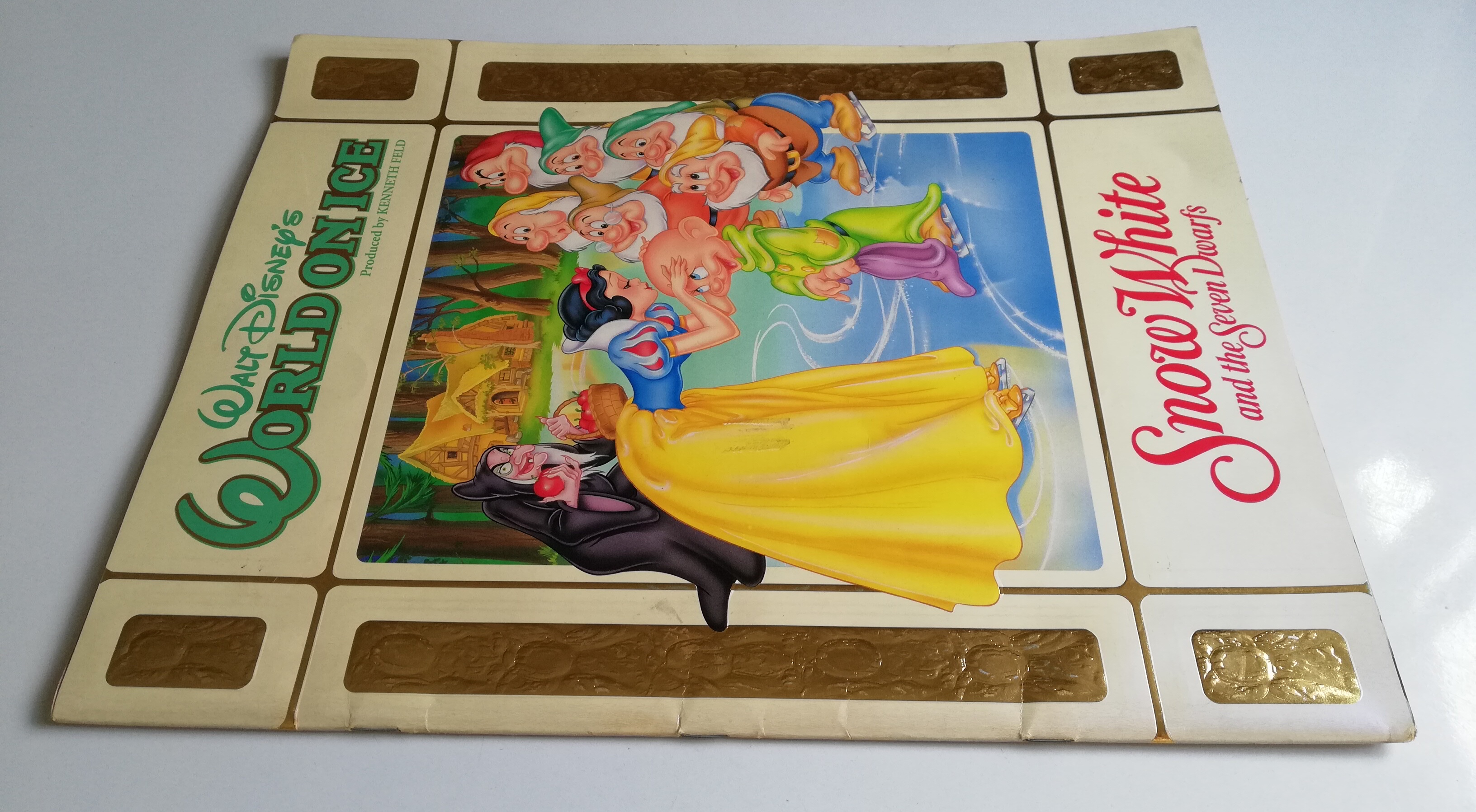 หนังสือภาพเล่มใหญ่ขนาด A3** ปกหลังมีตำหนิเล็กน้อย งานไลฟ์โชว์ "สโนส์ไวท์และคนแคระทั้งเจ็ด" Snow White and the Seven Dwarfs จาก Walt Disney's World on Ice produced by Kenneth Feld