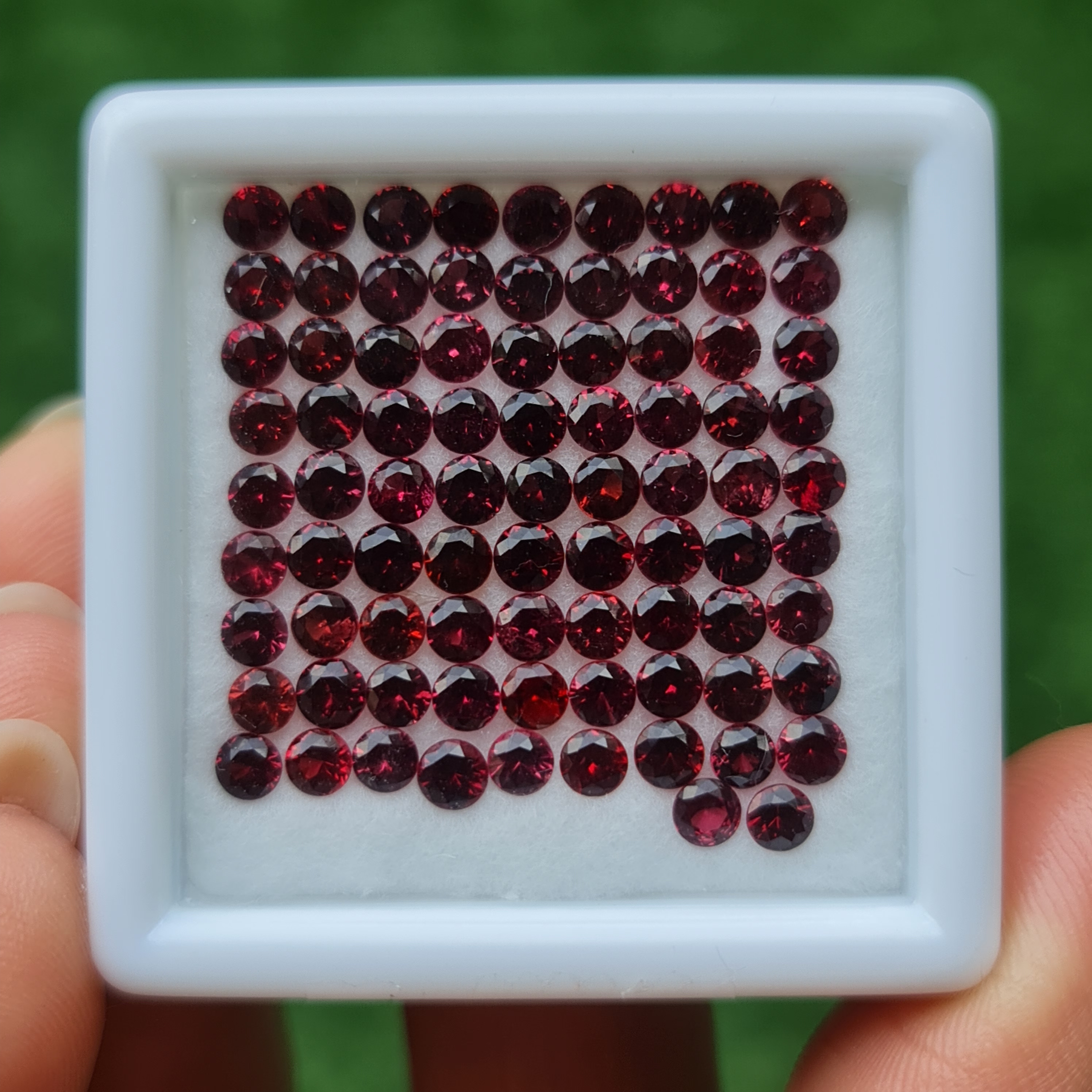 พลอย สปิเนล Spinel 10.03 กะรัต (Cts.) 83 เม็ด 3.0 มม. (mm.) พลอยแท้ อัญมณีมงคลประจําวันเกิด เครื่องประดับพลอย