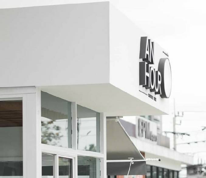ป้ายร้าน An Hour "New Coffee Bar - ป้ายตัวอักษรพลาสติกขอบดำ + ไม้พลาสวูดทาสีดำ