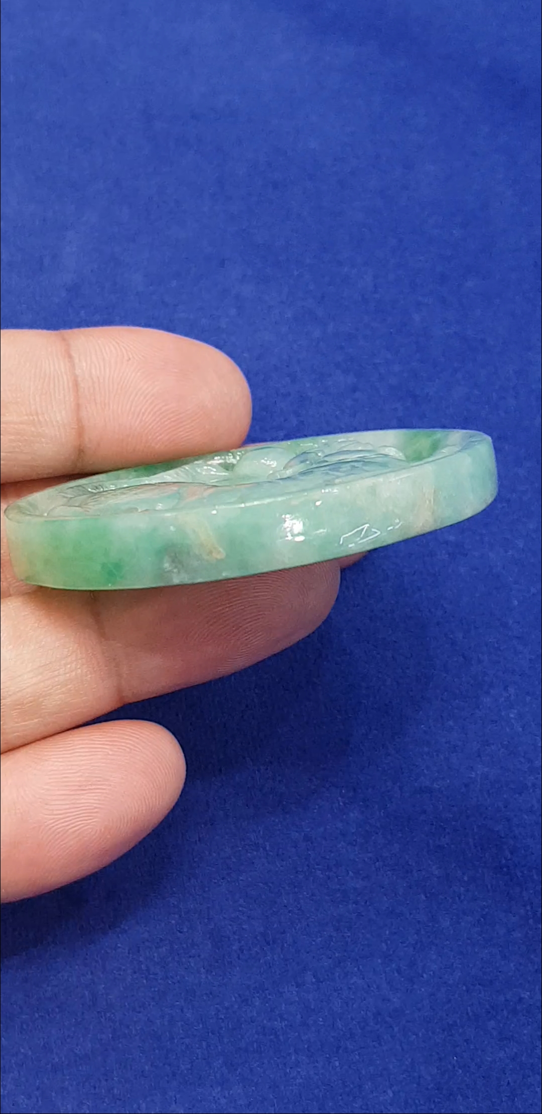 หยก พม่า แท้ Jade จี้หยก 3 สี แกะสลักรูปพญาเสือ (jadeite) ดิบ ไม่ผ่านการปรับปรุง (Type A) พม่า (Myanmar)