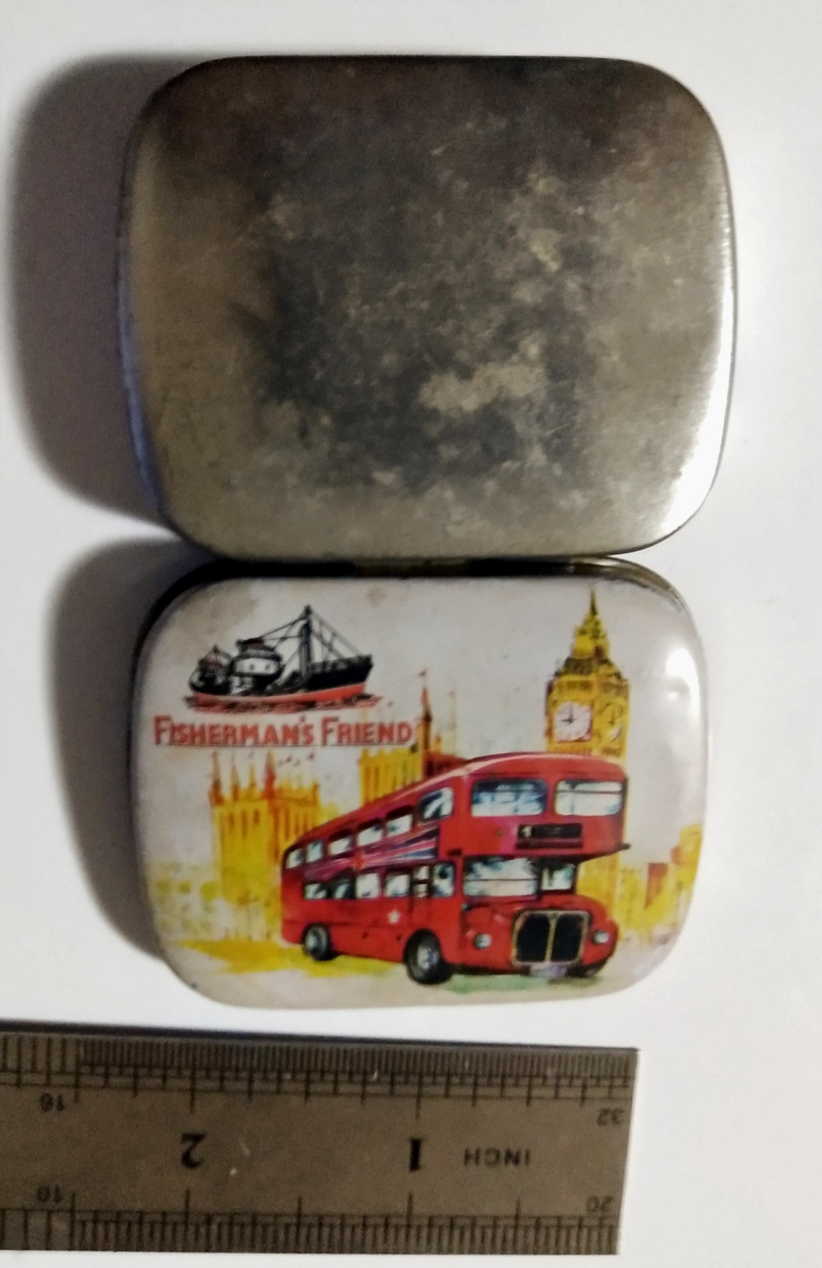 ของสะสมเก่า**มีตำหนิตามภาพ กล่องสังกะสี ลูกอม FISHERMAN'S FRIEND ขนาดเล็ก ฝาเปิดปิดแกนยึด สภาพเก่าเก็บ