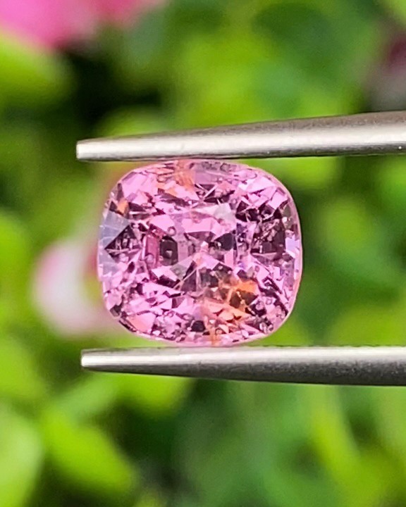 พลอย สปิเนล (Spinel) 2.43 กะรัต (Cts.) ดิบ (Unheated) พลอยแท้ อัญมณีมงคลประจําวันเกิด เครื่องประดับพลอย