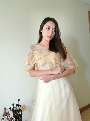 ชุดราตรียาวแขนระบายแต่งด้วยผ้าลูกไม้ปักมุกกระโปรงตาข่ายสวยหรู (เชือกผูกหลัง)