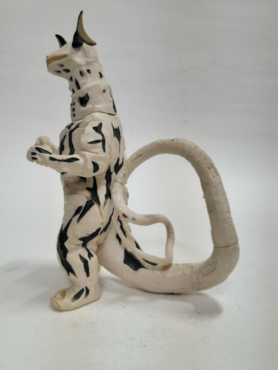 ตัวยางแข็ง **ชิ้นส่วนลำตัวติดกาว จากชุด อุลตร้ามอนสเตอร์ ขนาด 4.5-5นิ้ว สัตว์ประหลาดเอเรคิงส์ จากอุลตร้าเซเว่น มือสอง สภาพดี มีรอยบ้าง ไม่พบบ่อย