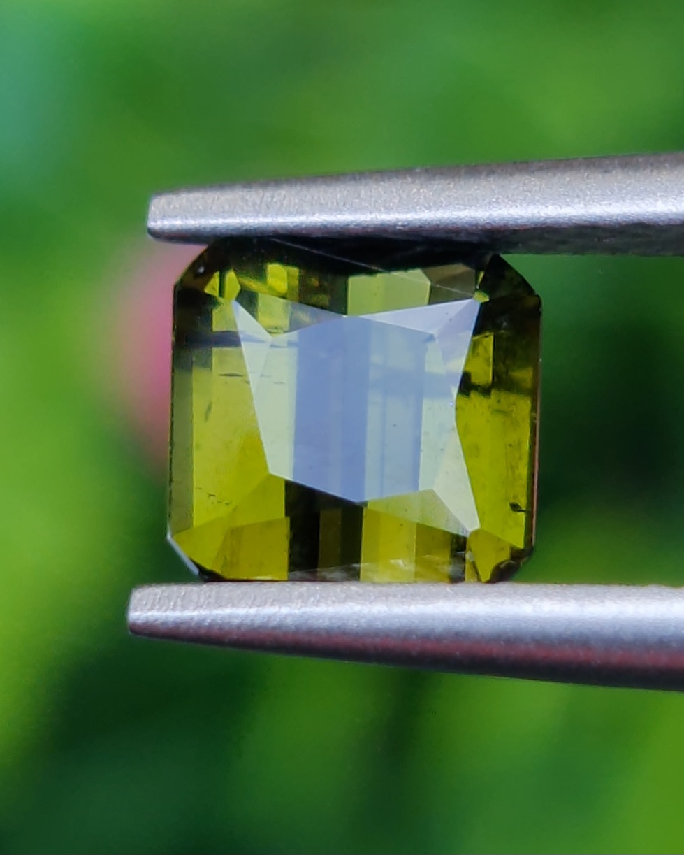 พลอย กรีน ทัวร์มารีน (Green Tourmaline) 0.96 กะรัต (Cts.) อัญมณีมงคลประจําวันเกิด เครื่องประดับพลอย