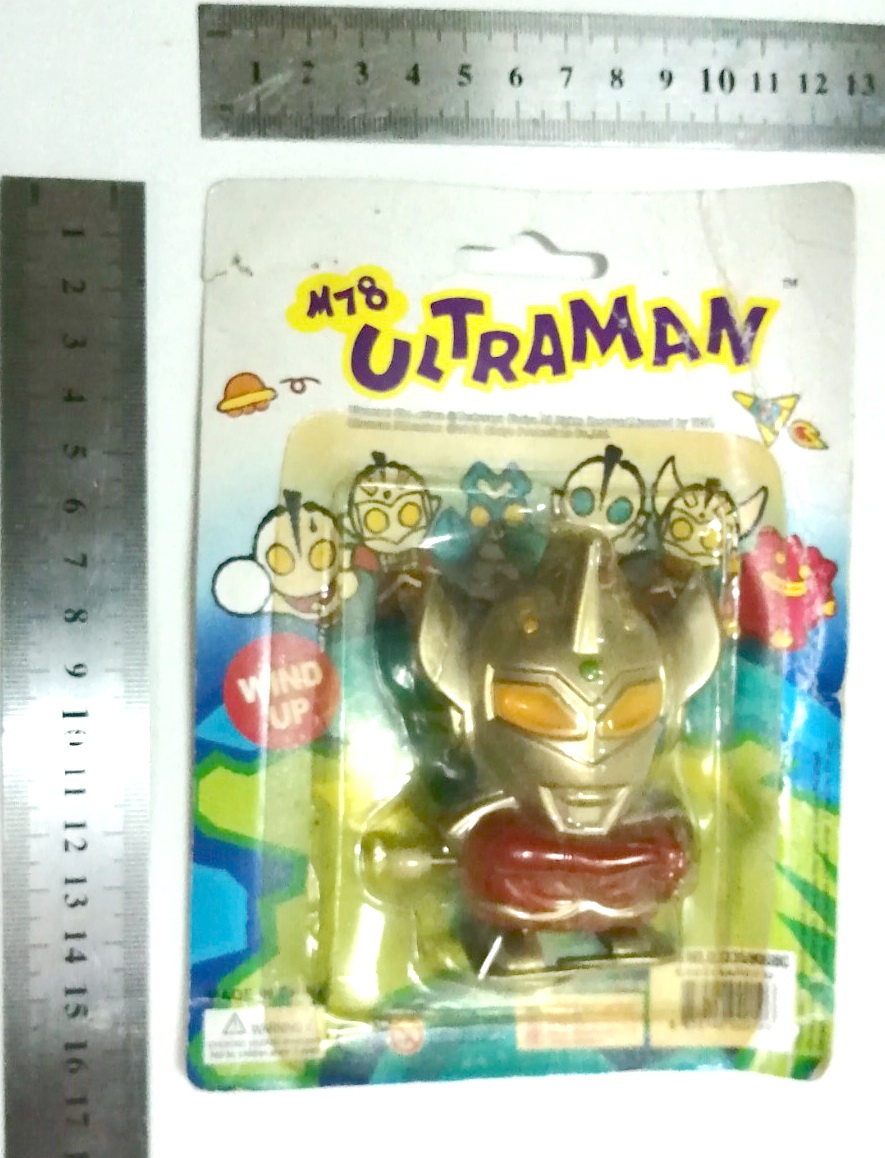 ของสะสม งานสะสมเก่าเก็บ แพคมีรอยยับและงอบ้างตามสภาพ ตุ๊กตาไขลาน อุลตร้าแมนทาโร่ Wind up doll, Ultraman Taro,Thai made,Copy right Tiga and Chaiyo 2001 งานคนไทยลิขสิทธิ์บ.ไทก้า และไชโยฯ ปี2001 สิบแปดปีมาแล้ว ปัจจุบันหายากมาก และอยู่ในแพคแบบนี้ แทบไม่ค่อยได้