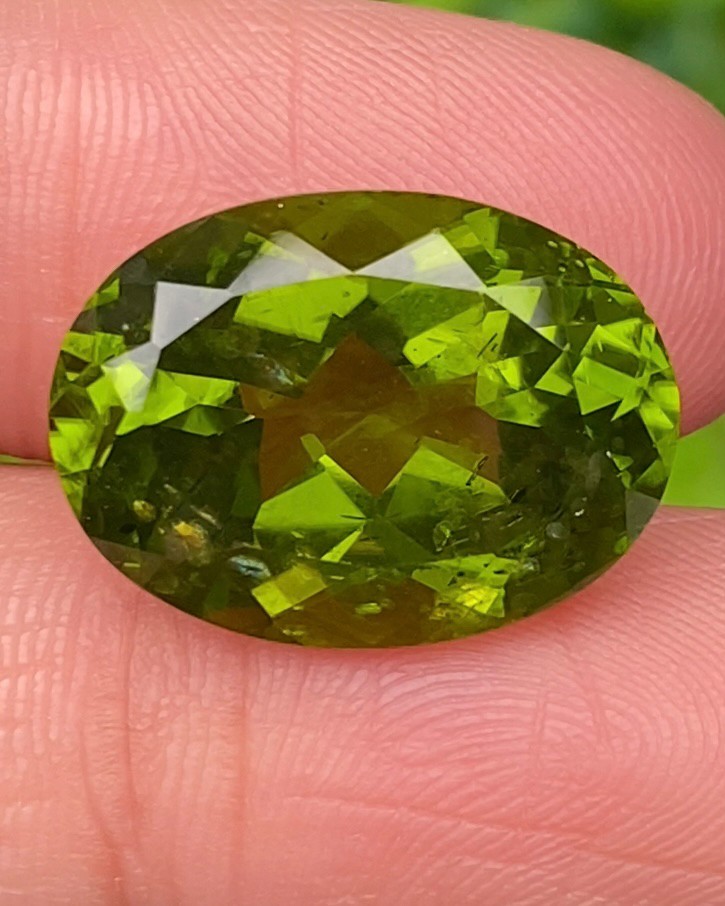 พลอย เพอริดอต Peridot 14.30 กะรัต (Cts.) *พิเศษ ประกายใบบัว Lily pad * พลอยแท้ อัญมณีมงคลประจําวันเกิด เครื่องประดับพลอย