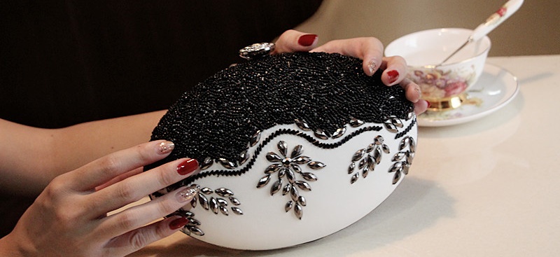 พร้อมส่ง Evening Clutch กระเป๋าออกงาน สีขาว แต่งลูปัดรมดำ จุกปิดสวยหรู ทรงรูปไข่ พร้อมสายสะพายยาว ไม่รวมที่จับถือ