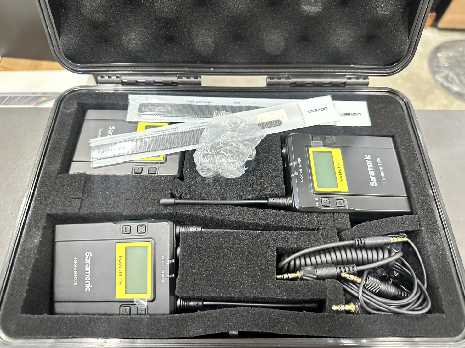 ชุดไมค์ไร้สาย Saramonic UwMic10-TH (2 Transmitter + 1 Receiver) พร้อมกล่องใส่