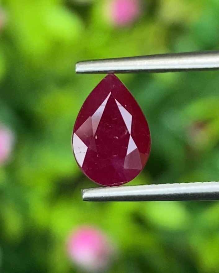 พลอย ทับทิม พม่า (Burmese Ruby Sapphire) *สีพิเศษ แดงเลือดนก (Pigeon Blood Red)* พร้อมใบเซอร์ 1.79 กะรัต พลอยแท้ อัญมณีมงคลประจําวันเกิด เครื่องประดับพลอย