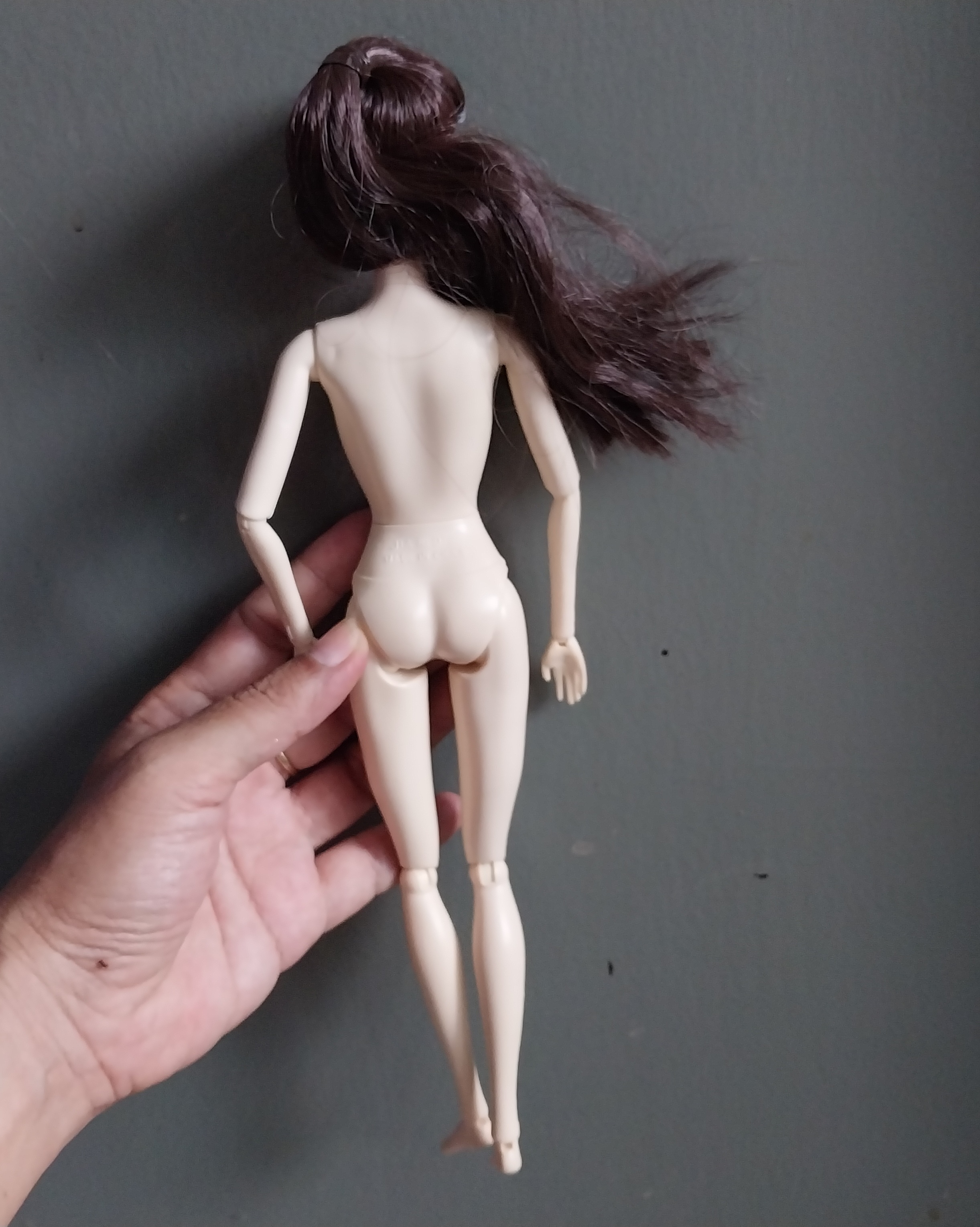 มีหลายภาพ ผมปักไม่เต็มหัว #ตุ๊กตาบาร์บี้ข้อต่อแบรนด์จากจีน ข้อต่อที่ข้อศอก ข้อมือ เอว หัวเข่า ข้อเท้า และมีนิ้วเท้า วัสดุดี **ผมปักไม่เต็มหัว