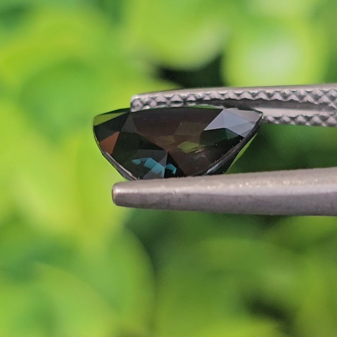 พลอย แซฟไฟร์สีน้ำเงินอมเขียว Teal Sapphire 2.70 กะรัต (Cts.) พลอยแท้ อัญมณีมงคลประจําวันเกิด เครื่องประดับพลอย