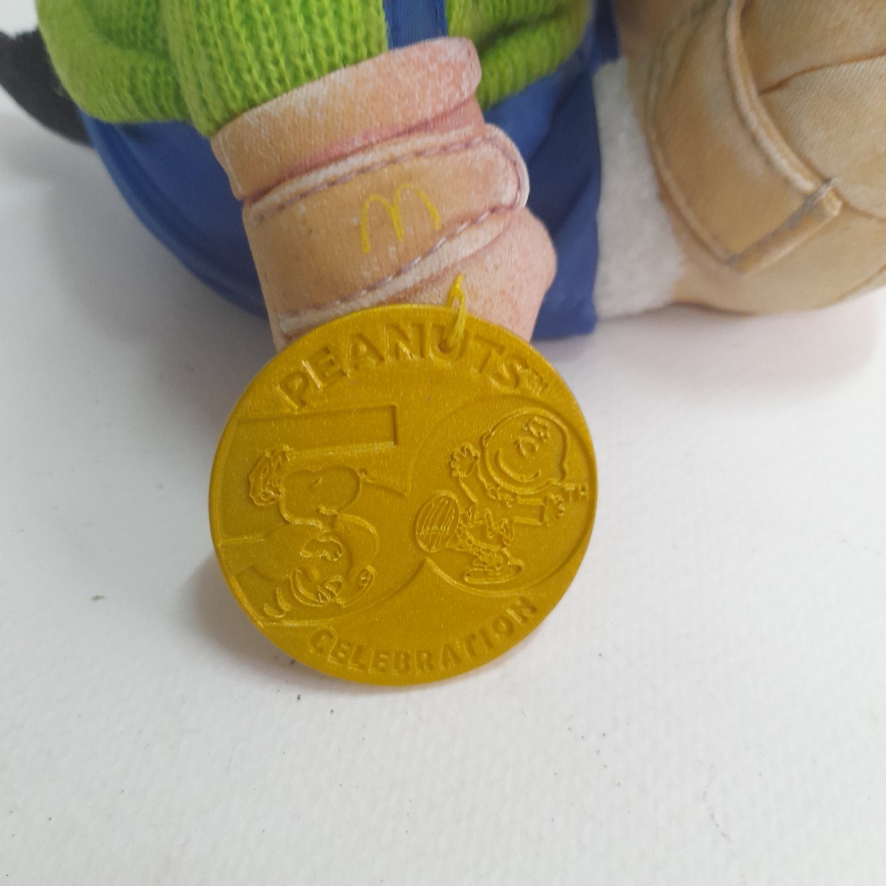 ตุ๊กตาผ้า สนู๊ปปี้ พรีเมี่ยม แมคโดนัลด์ งานเก่าเก็บมือสอง *** มีรอยถลอกบางจุด ก้นกางเกงบริเวณหางมีช่องโหว่ตามภาพ ขนาดตามรูป