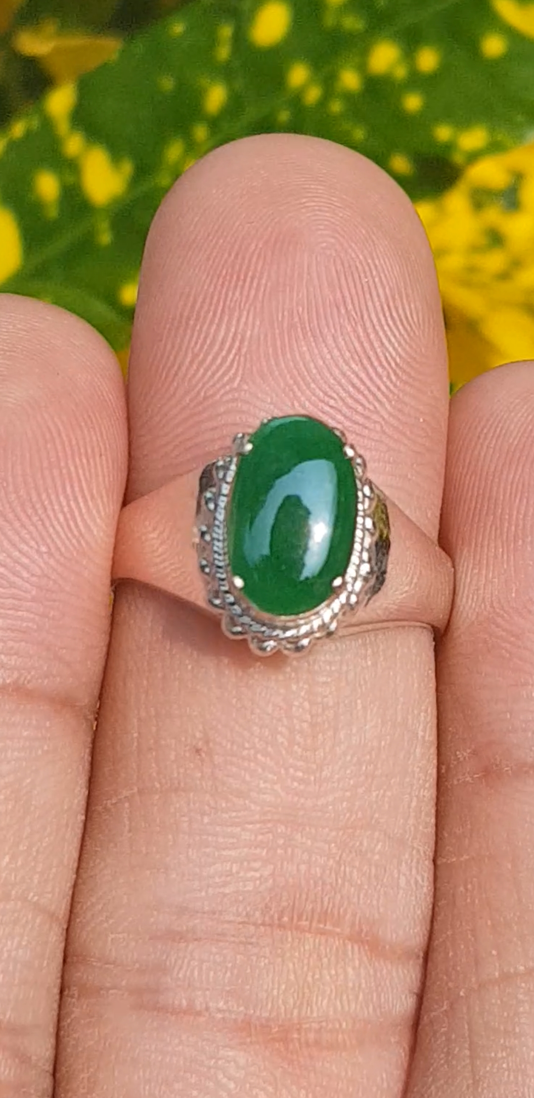 หยก พม่า แท้ Jade แหวนหยก 翡翠戒指 (Jadeite ring) 1.07 กะรัต (Cts.) (Size) 57 ดิบ ไม่ผ่านการปรับปรุง (Type A) พม่า (Myanmar)